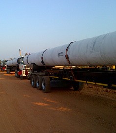 煤泥烘干機類大型設備運輸途中的捆綁牽引工