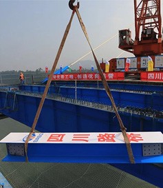 宜賓南溪長江公路大橋工程小縱梁吊裝作業